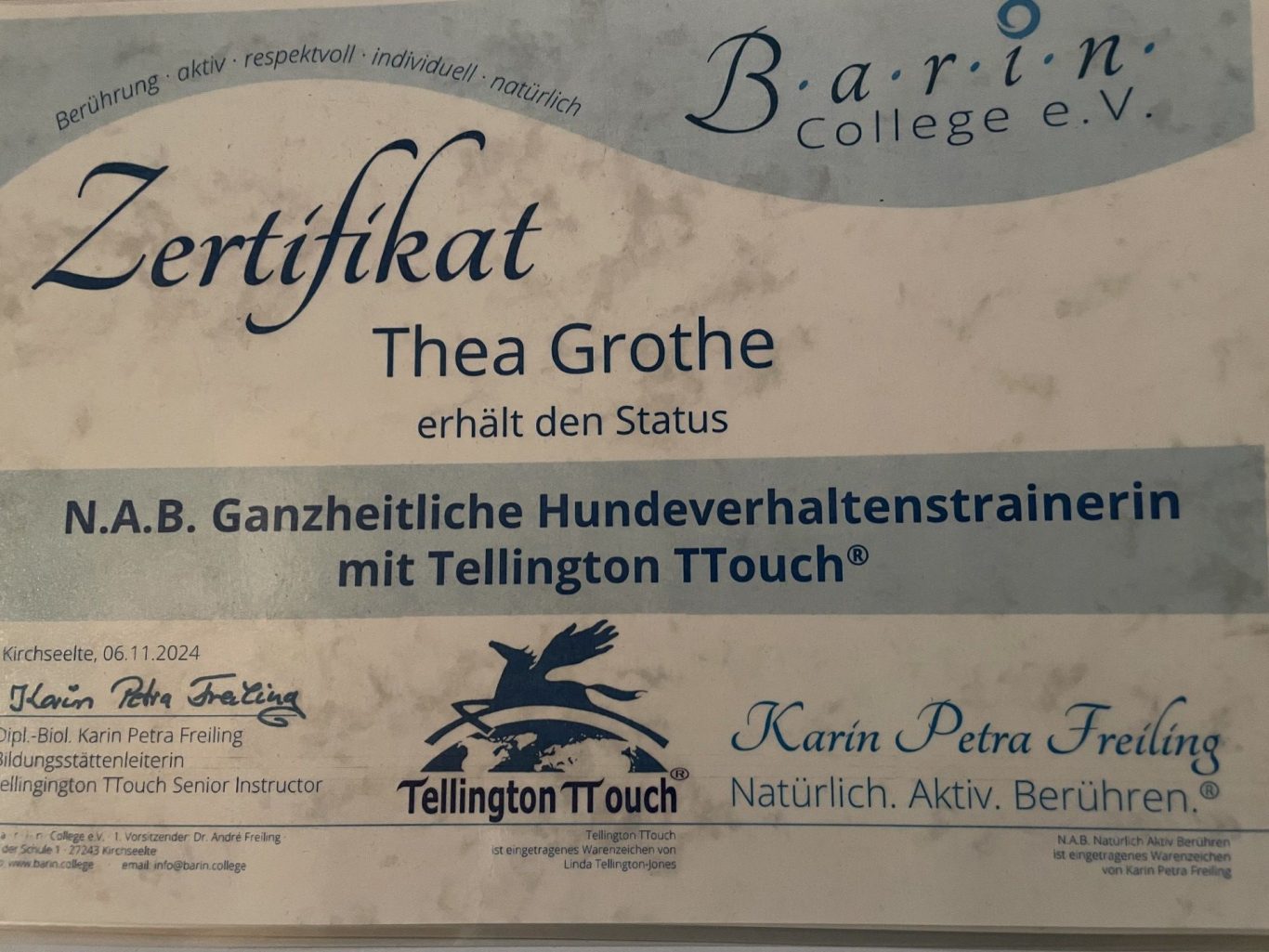Zertifikat für Thea Grothe als Hundeverhaltenstrainerin mit Bescheinigung.